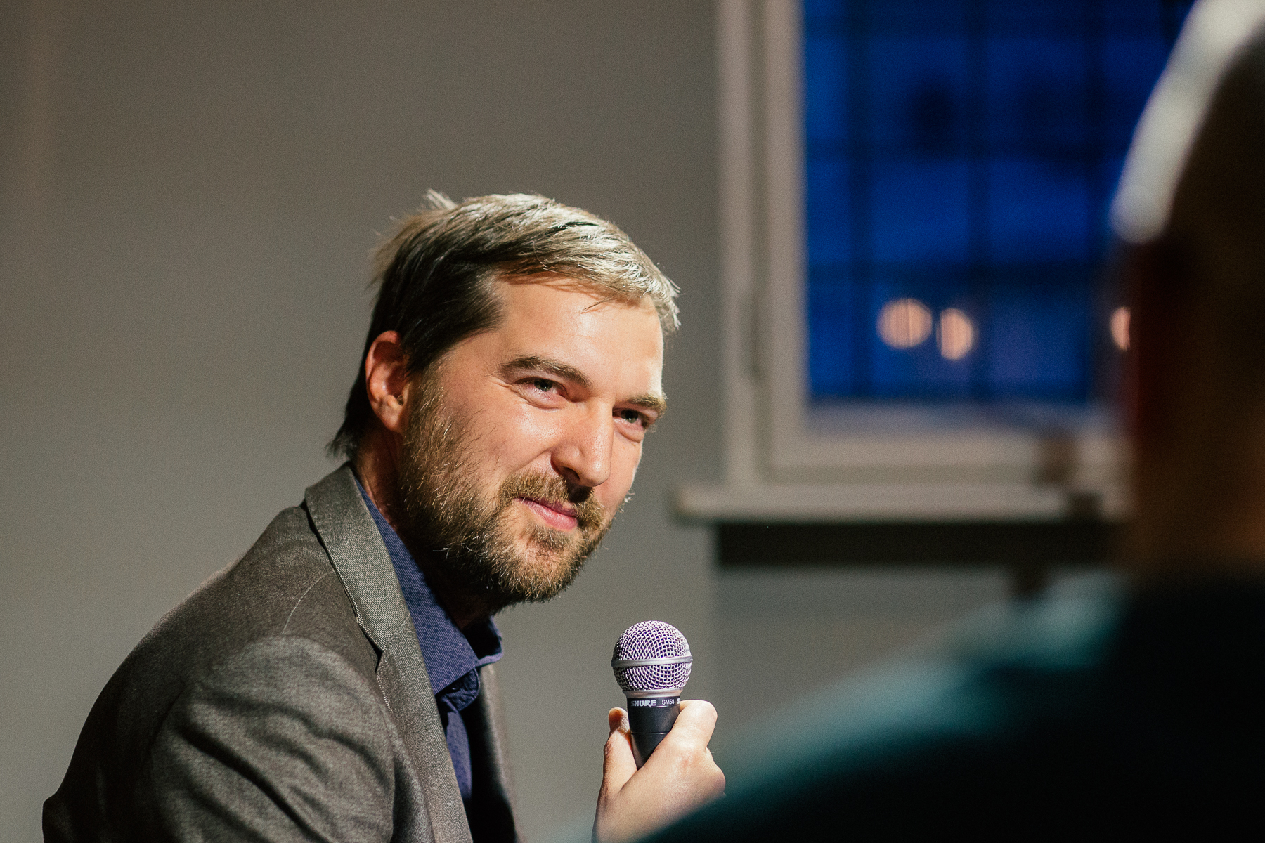 Martin Mojžiš s mikrofónom v ruke