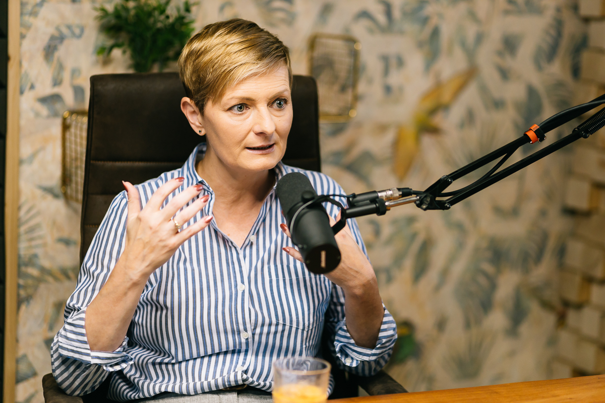Veronika Šustrová za mikrofónom