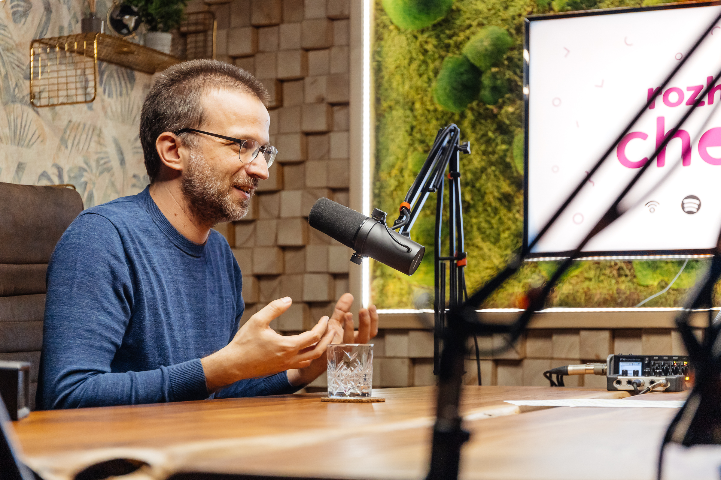 Ján Markoš v štúdiu počas rozhovoru