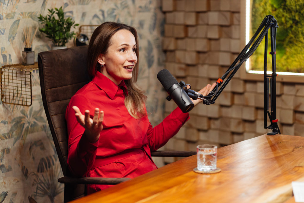 Oľga Bystrianska počas rozhovoru za mikrofónom